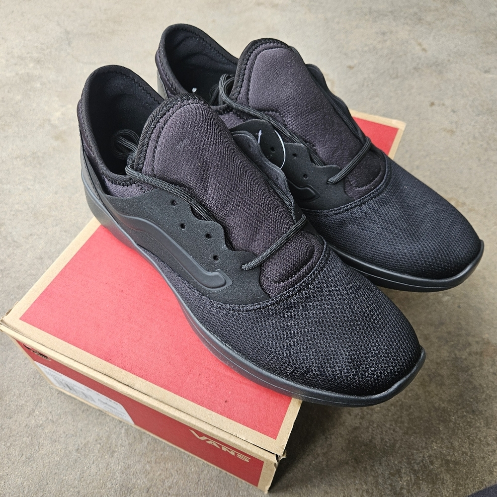 NWT Iso Route Sneakers